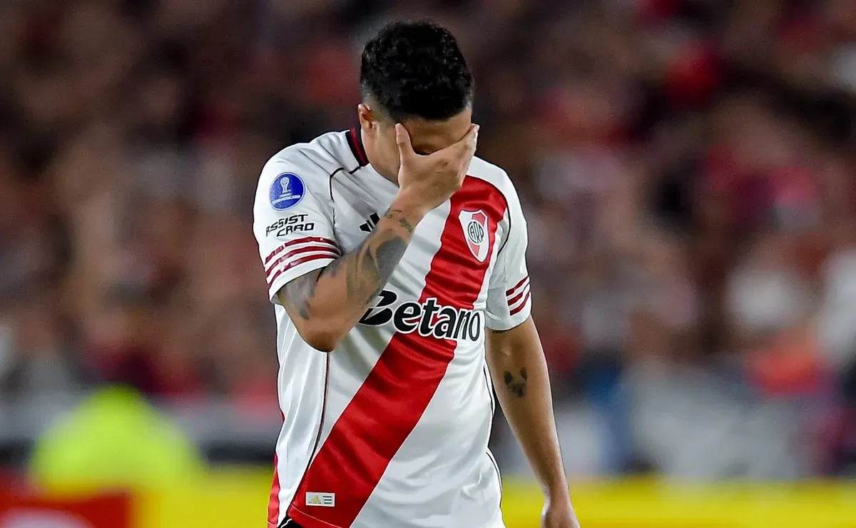 Debate entre hinchas de River por escasos minutos de Juanfer Quintero y su posible salida