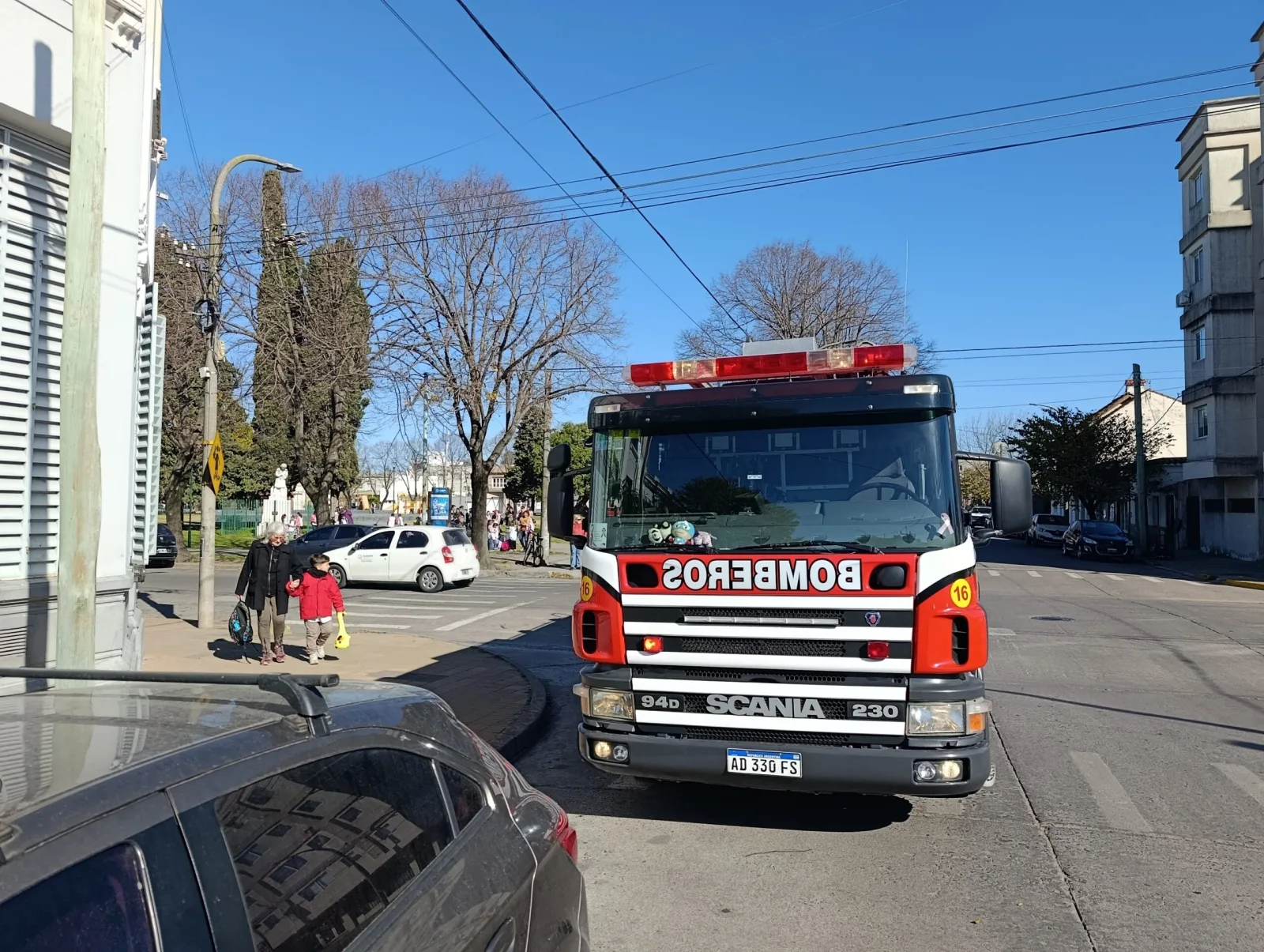 Evacúan escuela tras contraexplosión en calefactor durante el ingreso de alumnos