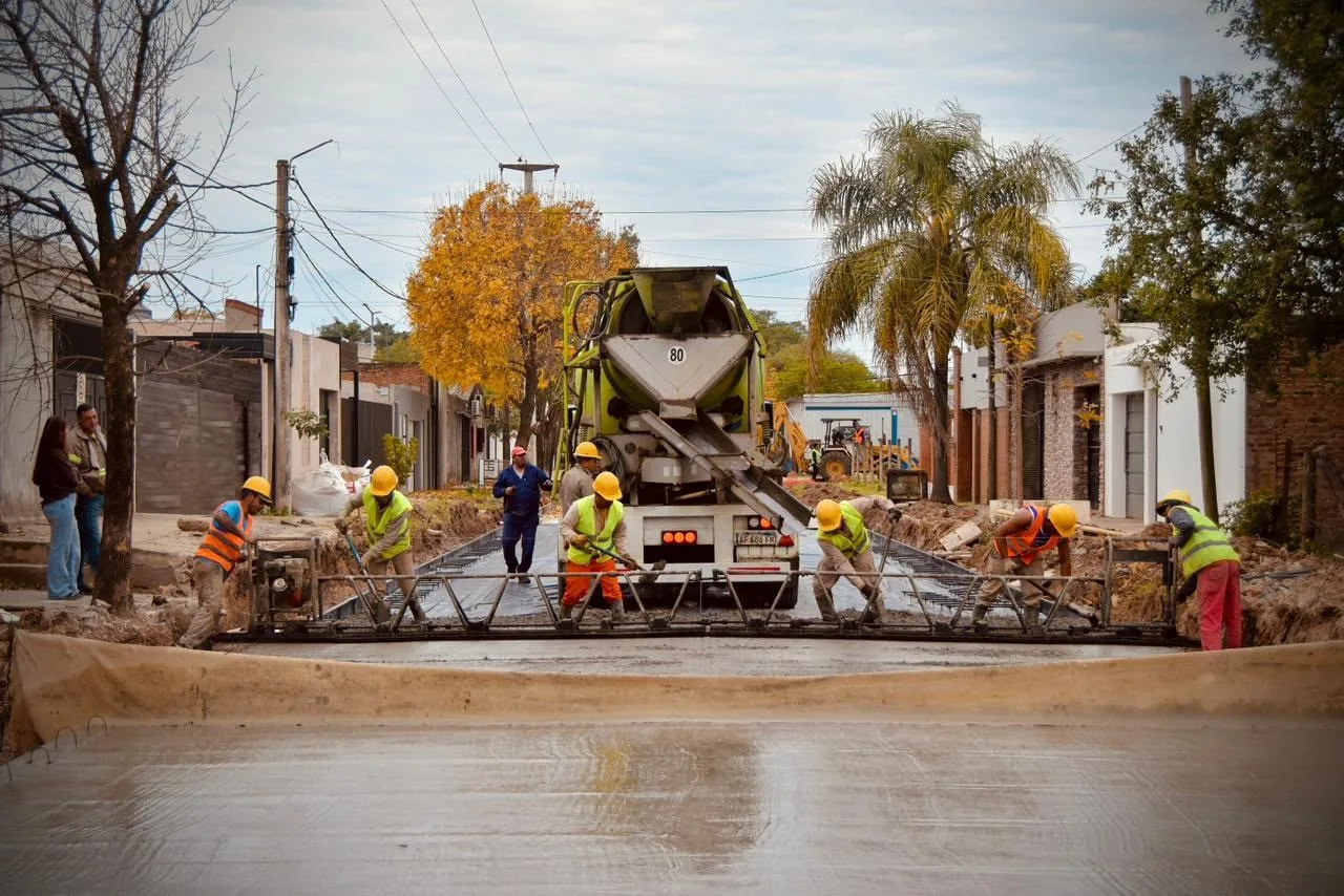 Gobernador Zdero inspeccionó avance de pavimentación en Villa Altabe