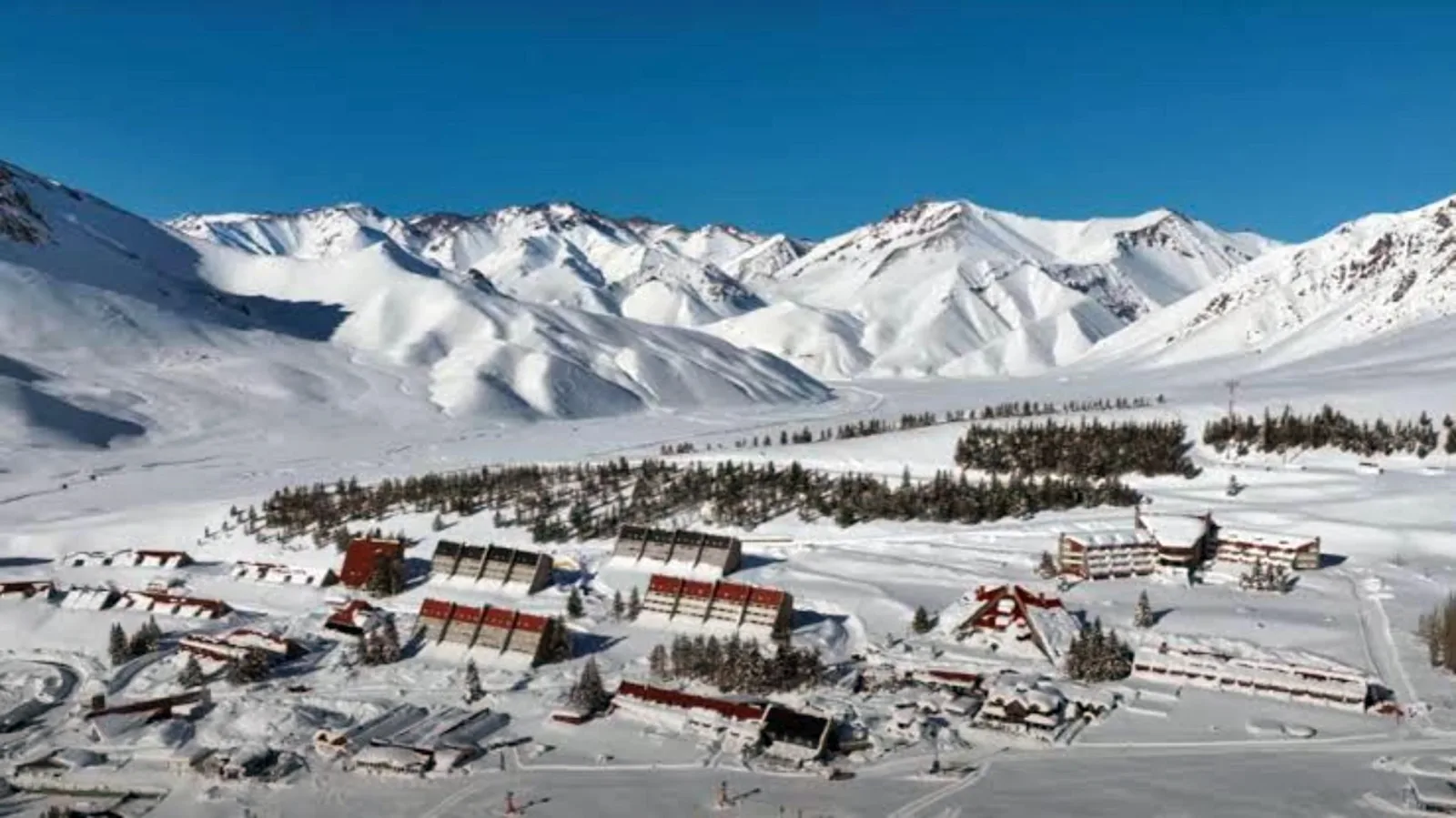 Las Leñas convoca a su personal para la temporada de invierno 2026 con requisitos específicos