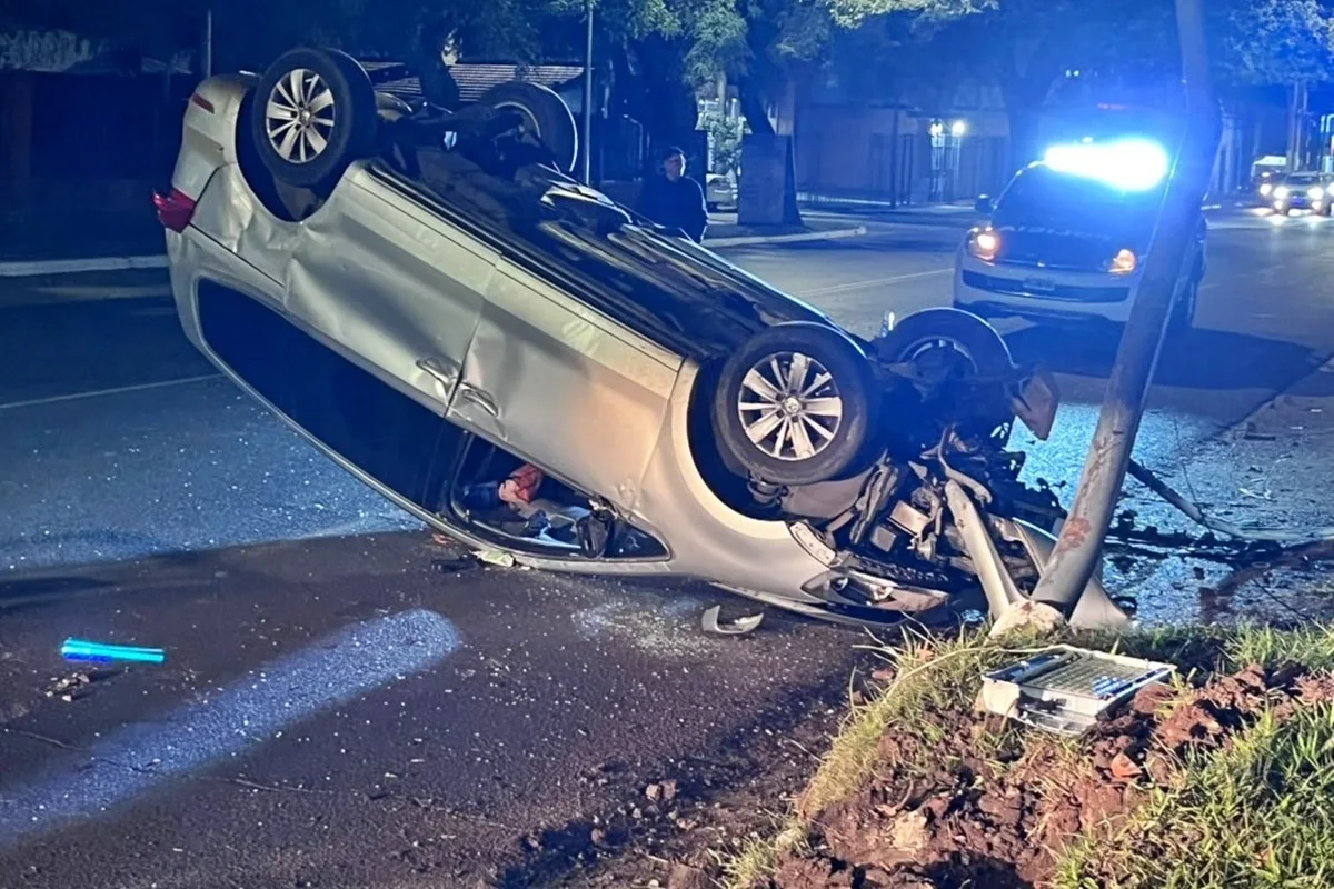 Accidente en avenida Eva Perón dejó dos personas heridas tras volcadura de una camioneta