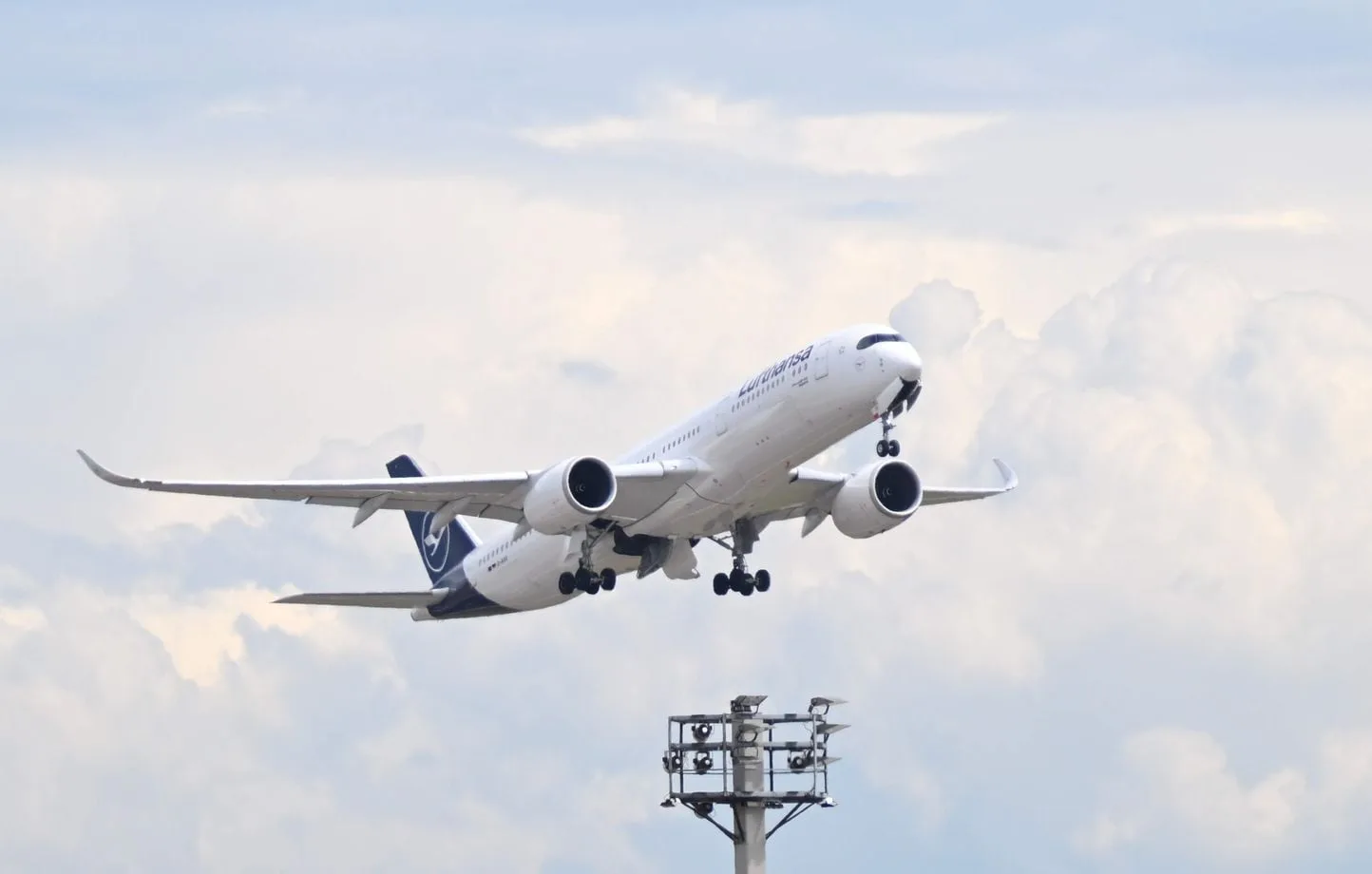 Aerolíneas proyectan más pasajeros en 2026 pero con ganancias a la mitad