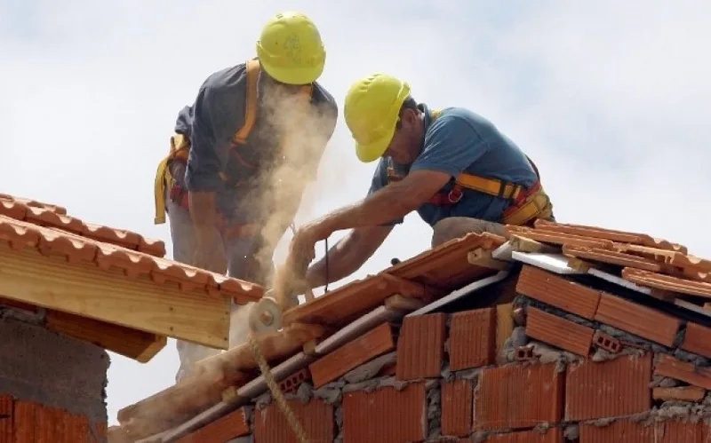 Caídas consecutivas afectan a la construcción y la industria manufacturera en abril