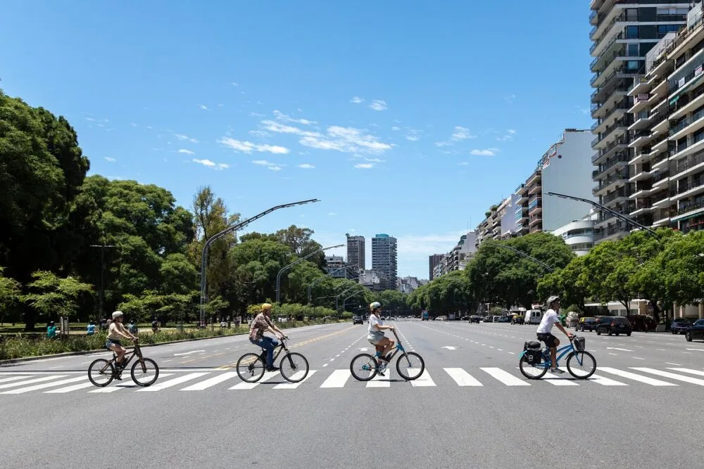 Crece el uso urbano de bicicletas y la demanda de protecciones ante el aumento de robos