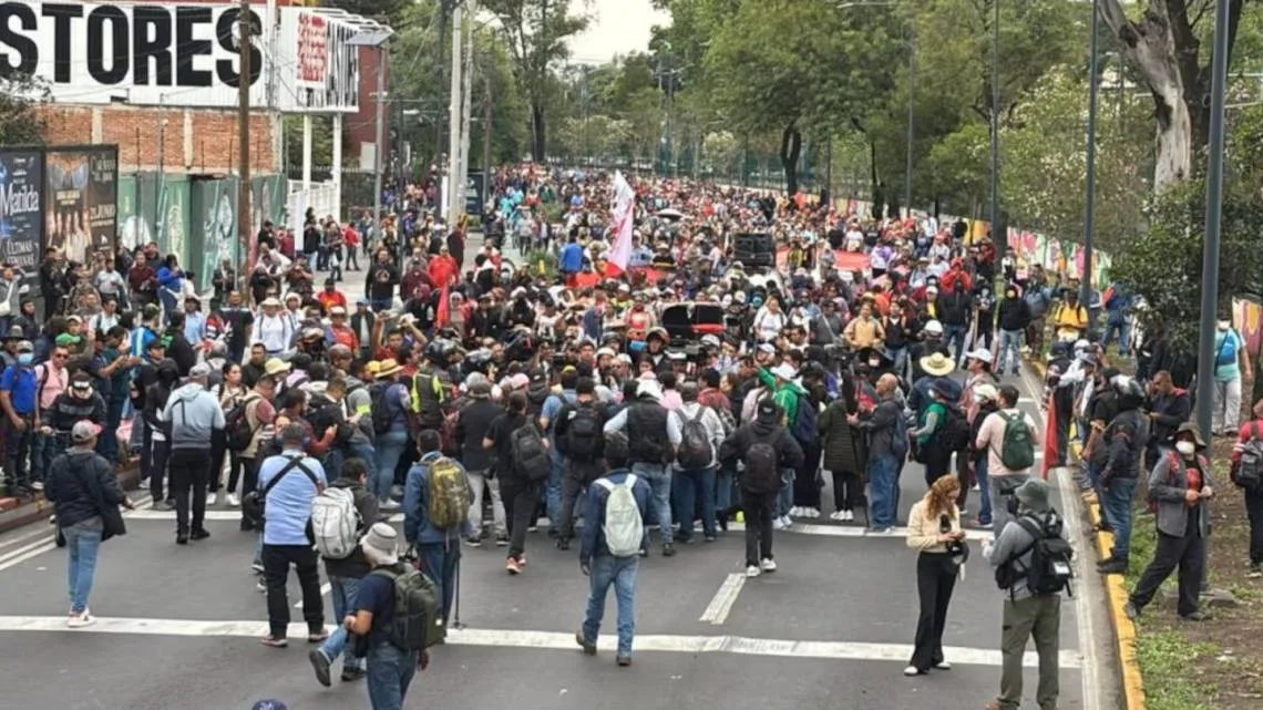 Maestros bloquean avenida clave cerca del estadio Azteca a dos días del Mundial 2026