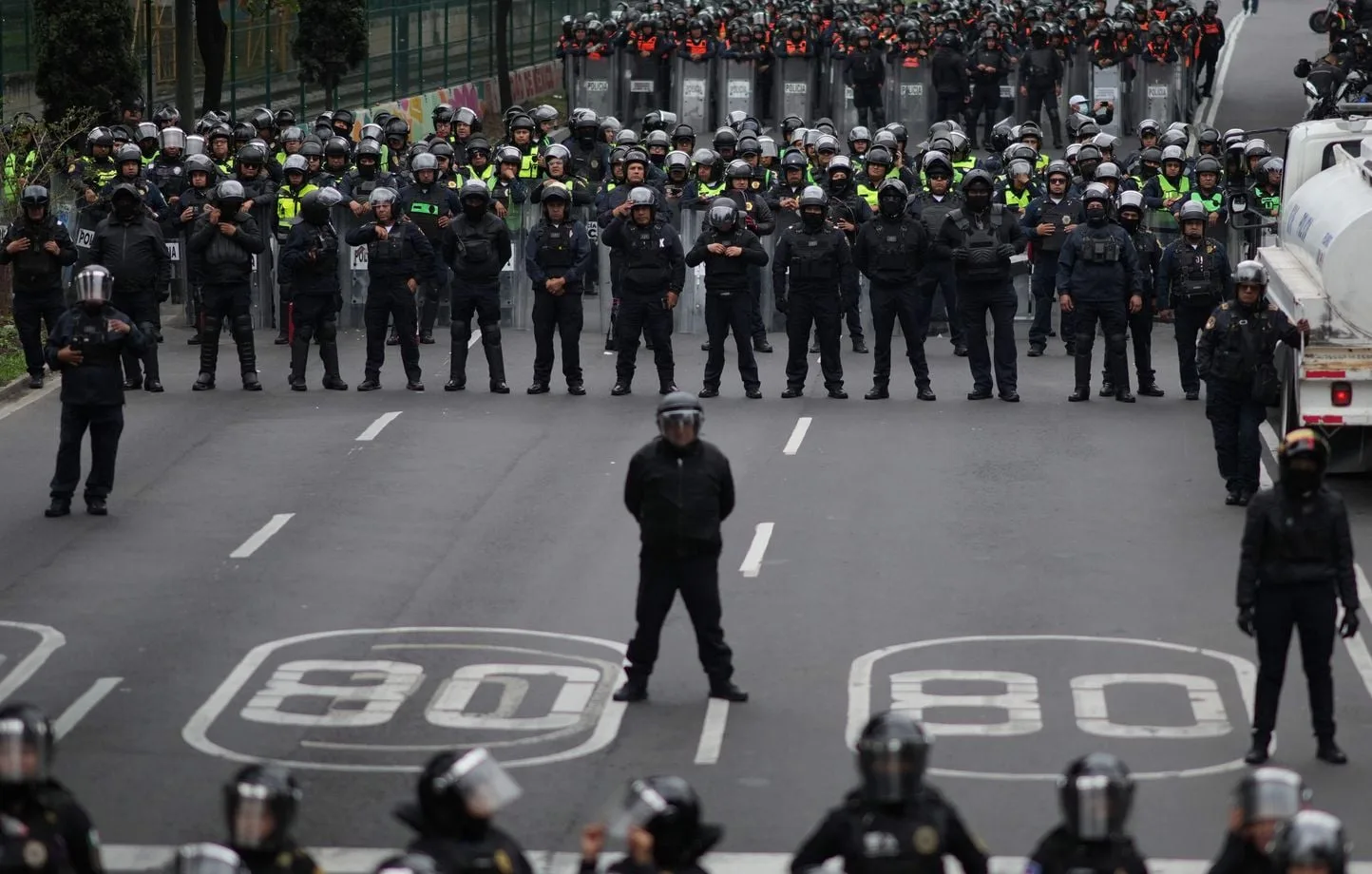 Manifestantes bloquean el acceso al Estadio Azteca previo al partido inaugural del Mundial