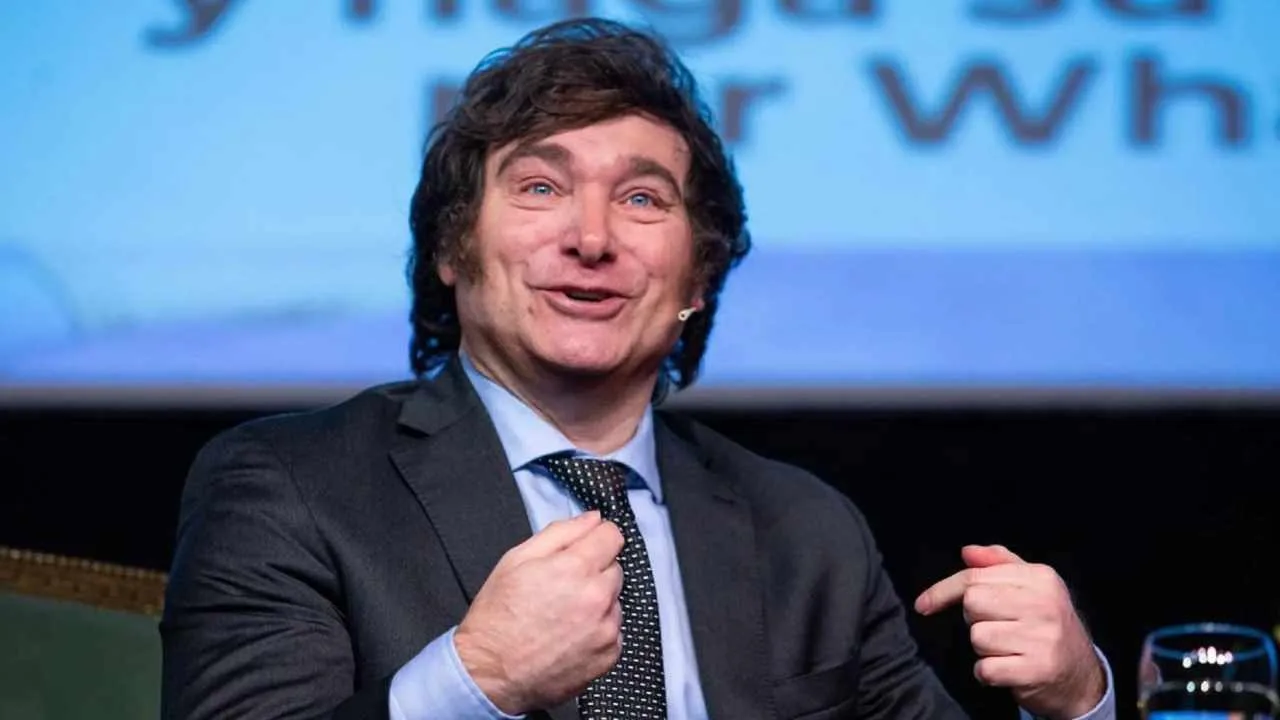 Milei reconoce que los planes sociales crecieron y sostienen la reducción de la pobreza