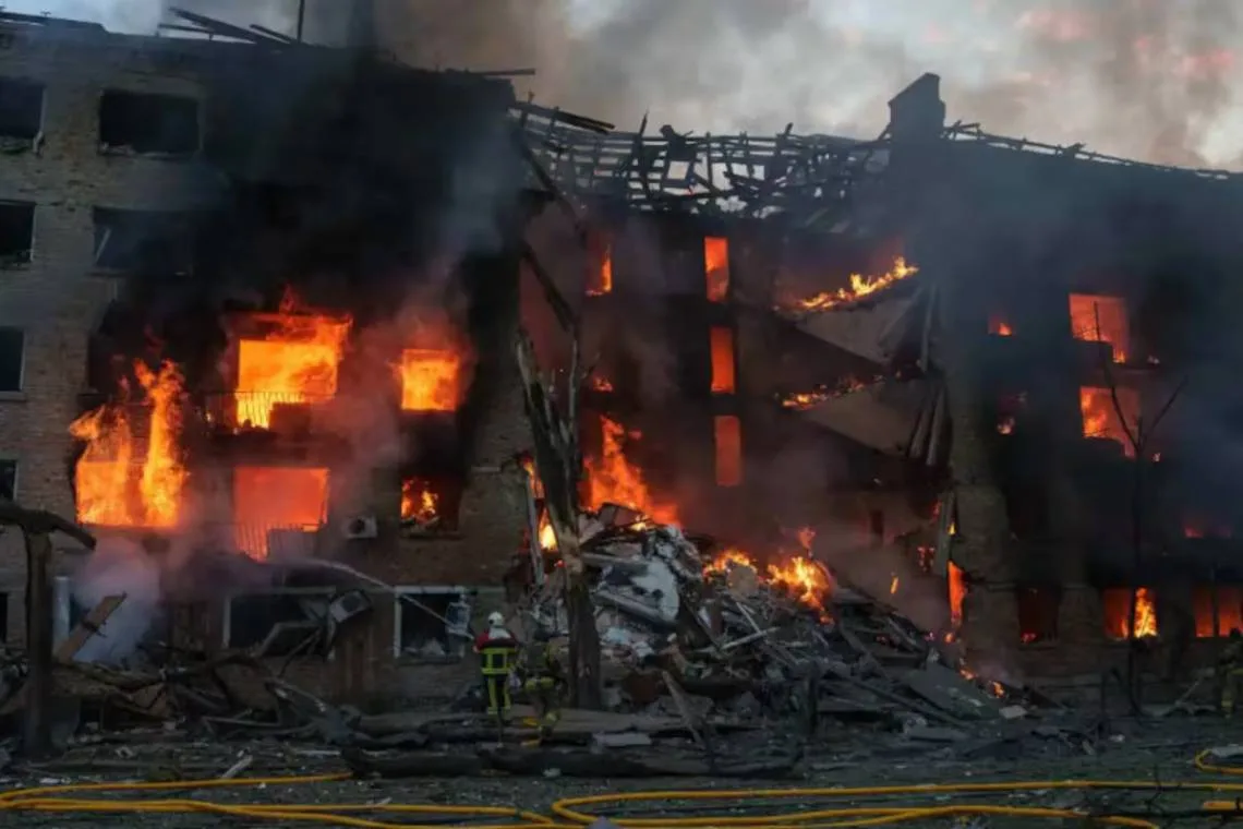 Nueva ola de ataques rusos deja al menos 18 muertos y daña edificios en Ucrania