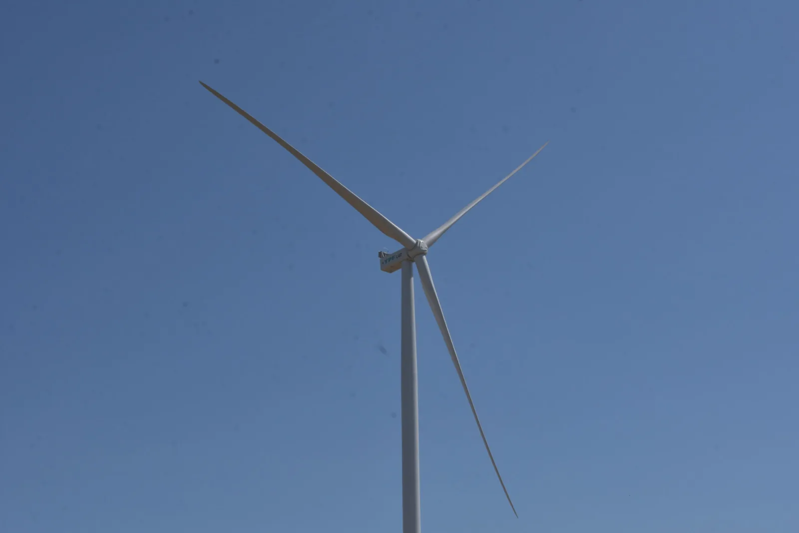 Olavarría propone tasa fija para aerogeneradores que busca gravar la energía eólica