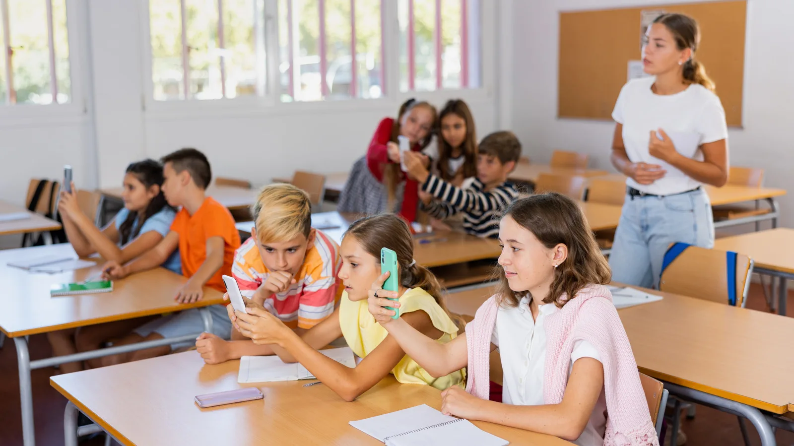 Polonia busca impedir el uso de teléfonos y relojes inteligentes en las escuelas para menores de 16 años