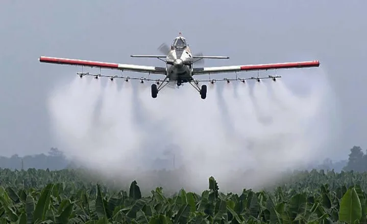 Suspenden fumigaciones cerca de viviendas en Entre Ríos y despiertan críticas del sector rural