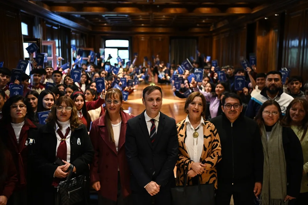 Víctor Araujo recibió a estudiantes de varios departamentos en Casa de Gobierno