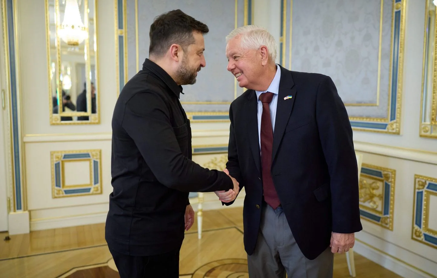 Zelensky impulsa cambios en su gobierno mientras la coalición aliada se prepara en París
