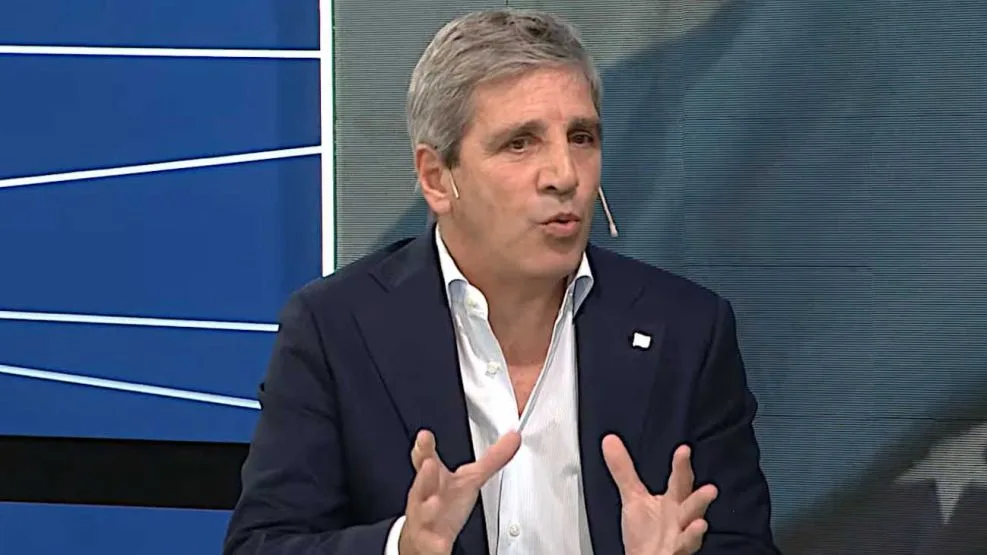 Caputo reconoce que la desconfianza lleva a ahorrar en dólares fuera del sistema financiero