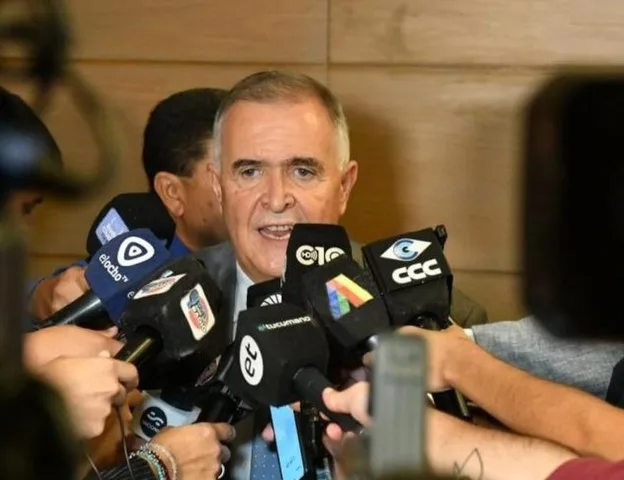 El gobernador de Tucumán fue internado en Buenos Aires tras un cuadro cardíaco y le colocaron un stent