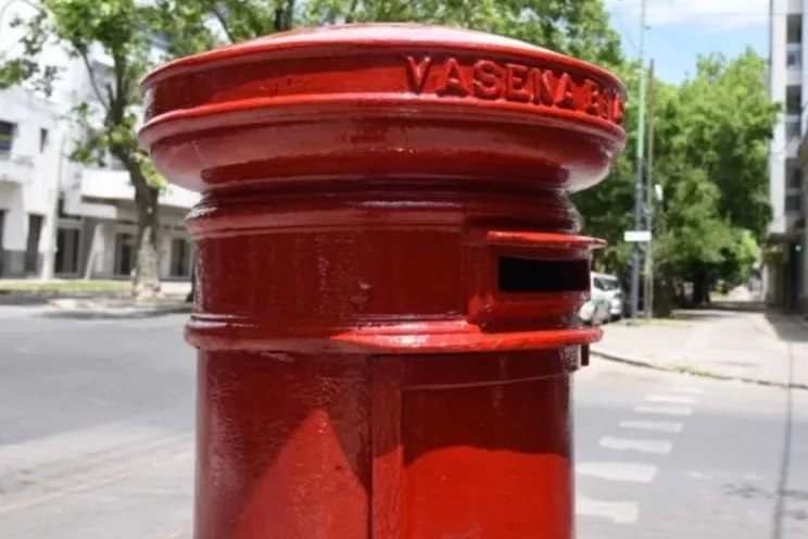 El histórico buzón rojo de Caballito vuelve a embellecer la esquina de Rosario y Doblas