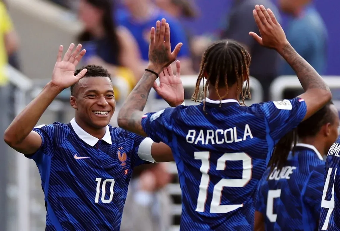 Francia aseguró su lugar en octavos tras vencer a Suecia con dos goles de Mbappé