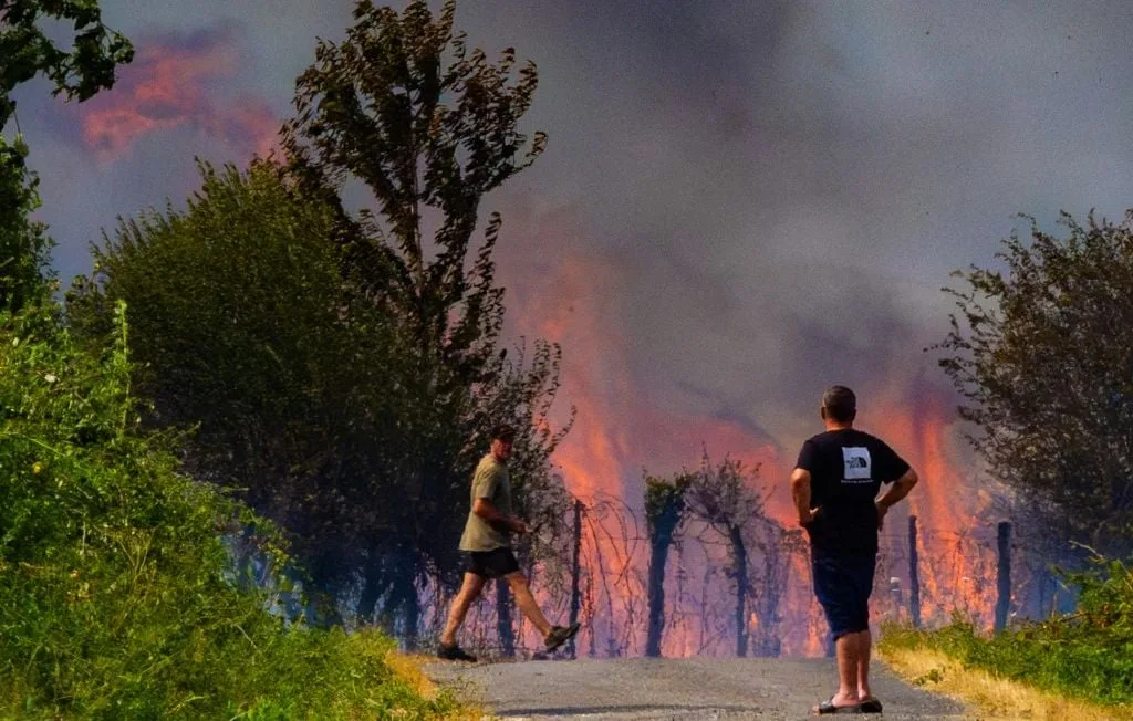 Francia enfrenta una nueva ola de incendios y tensión en Medio Oriente eleva los precios del petróleo