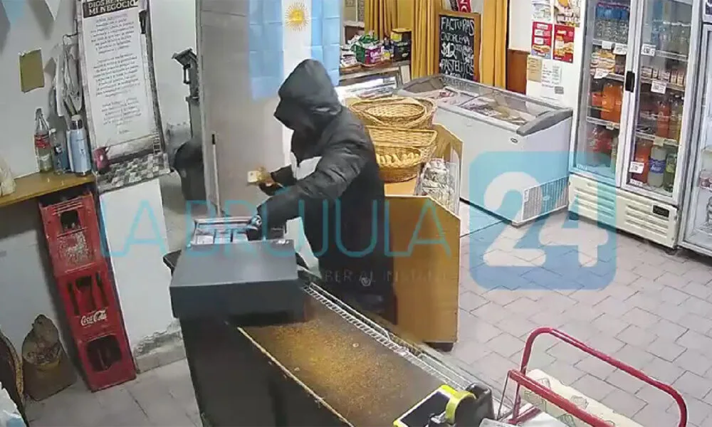 Hombre captado por cámaras tras robar la recaudación de una panadería en Villa Esperanza