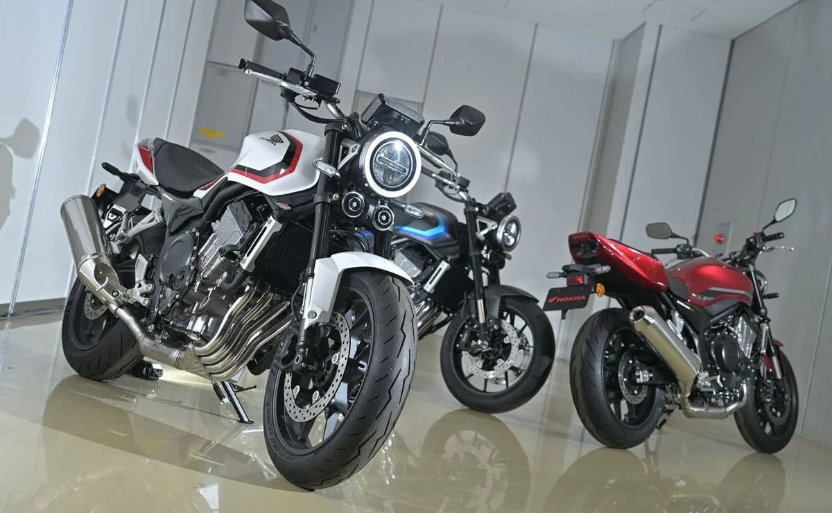 Honda presenta la CB400 Super Four, una naked 400 cc con motor tetracilíndrico y E-Clutch
