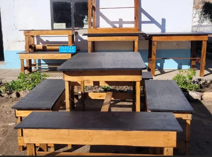 Internos de Sierra Chica confeccionaron mobiliario para una escuela local como parte de capacitación laboral
