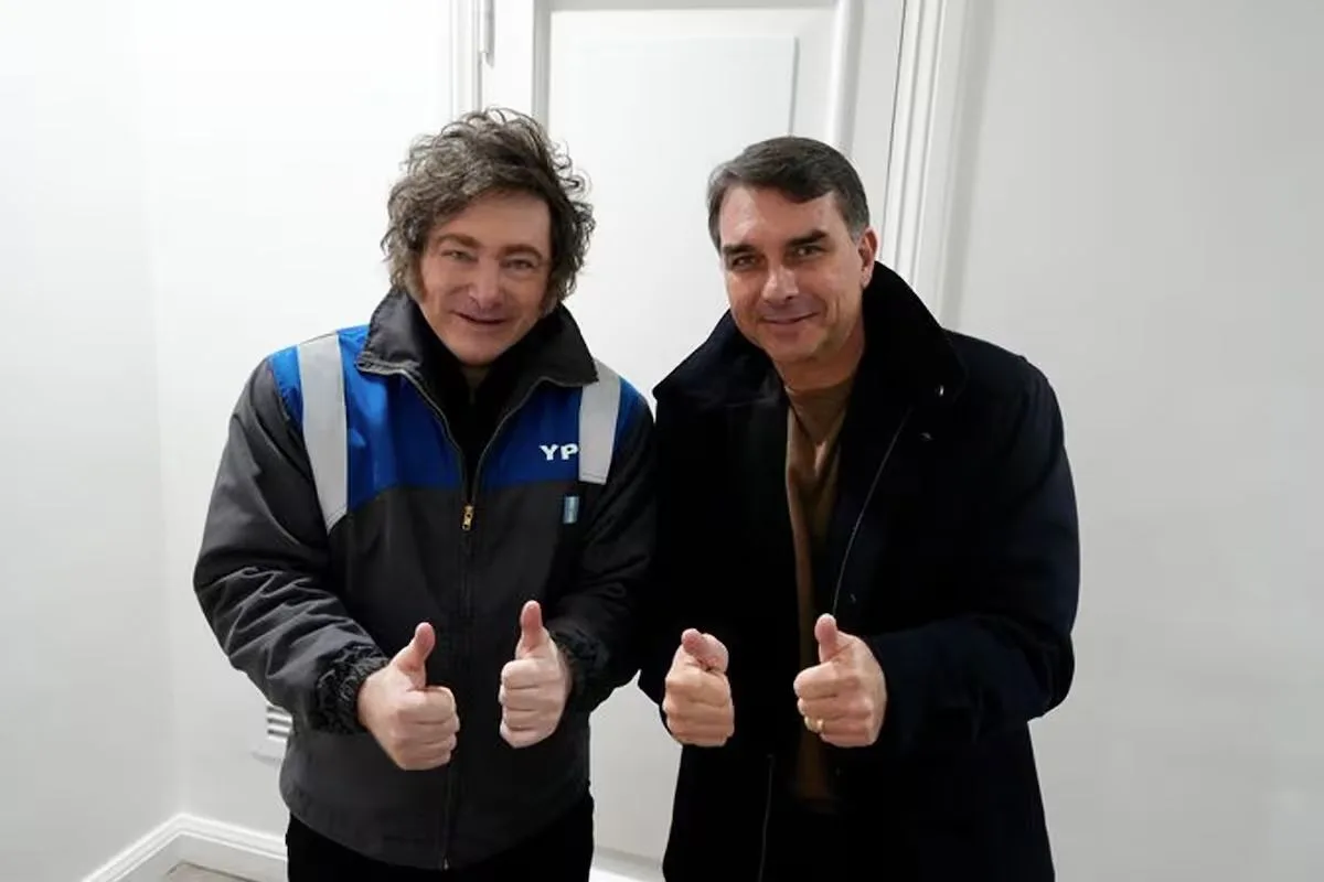 Javier Milei viaja a Brasil para apoyar a Flávio Bolsonaro en su postulación presidencial