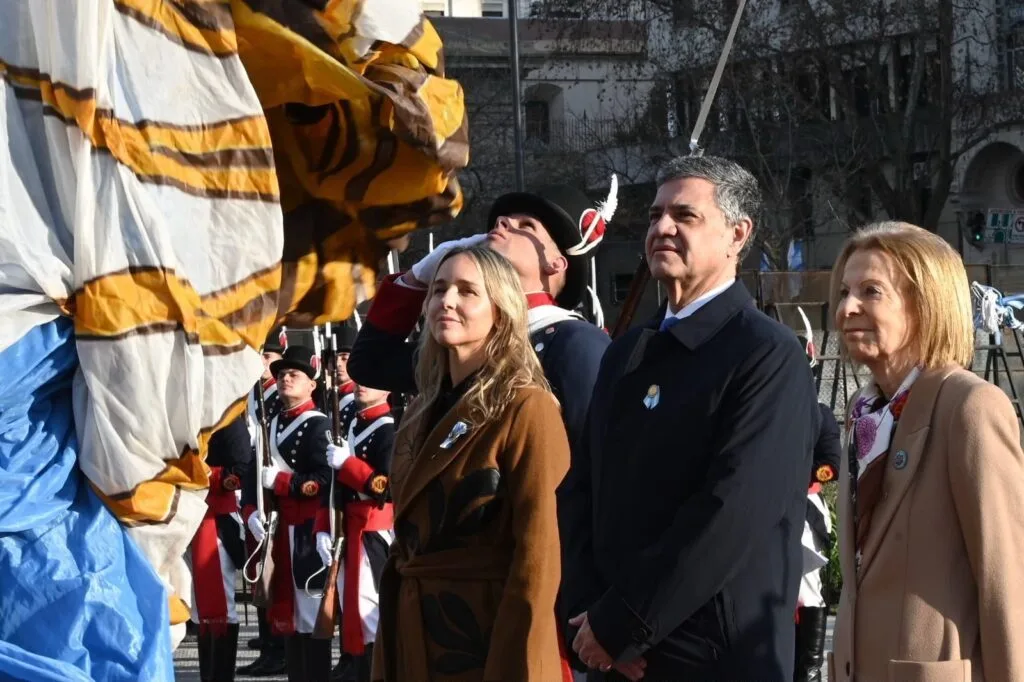 Jorge Macri lideró el izamiento de la bandera en Plaza de Mayo por el 210° aniversario de la Independencia
