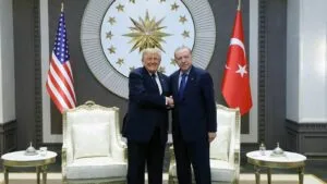 La OTAN inicia su cumbre en Ankara con anuncios de inversión en defensa y tensiones políticas