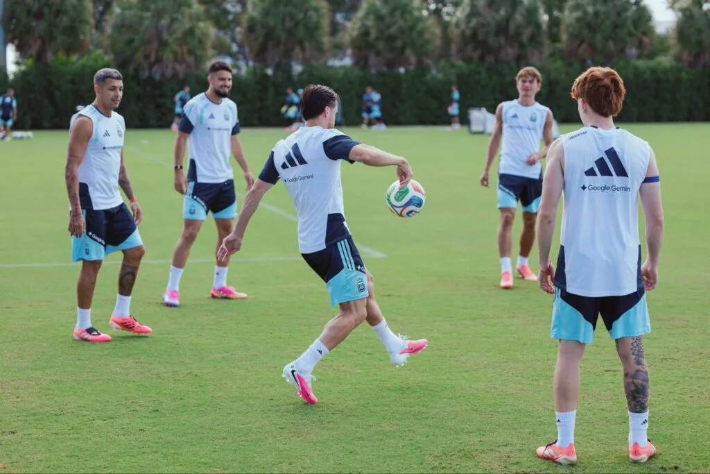 La Selección argentina llegó a Atlanta tras un retraso por tormentas antes de enfrentar a Egipto