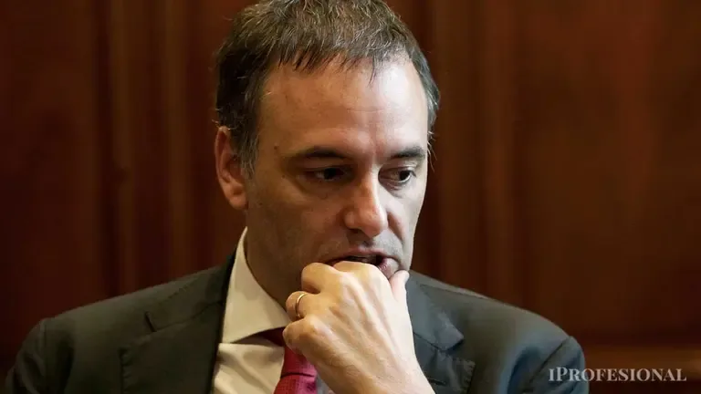 Manuel Adorni considera mudarse a Uruguay ante la creciente hostilidad y problemas legales