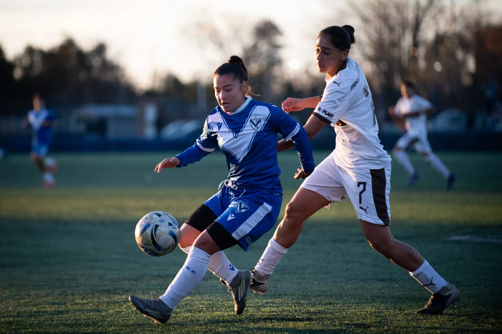 Platense sufrió su primera derrota en el Torneo Apertura tras perder con Vélez