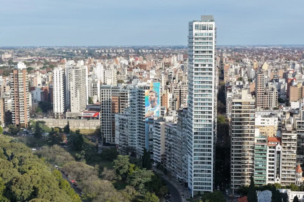 Precios y atractivo inmobiliario en la zona exclusiva de Rosario con el mural de Messi
