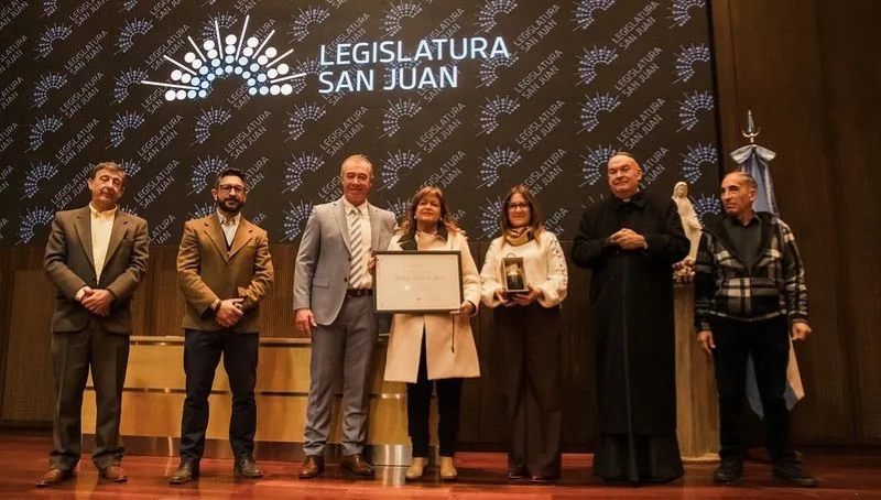 Reconocimiento a empleados legislativos jubilados en San Juan tras ceremonia religiosa