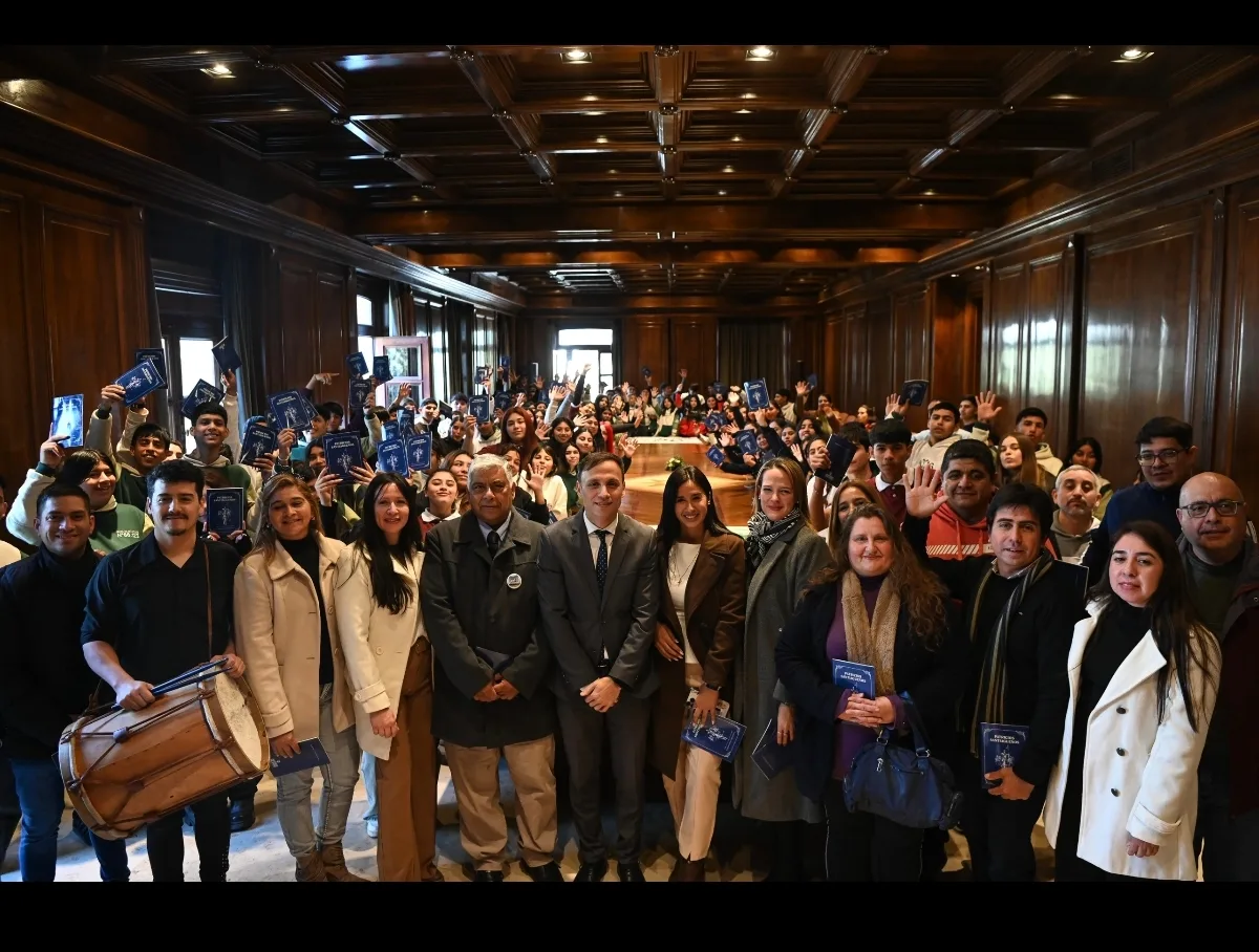 Víctor Araujo recibió a estudiantes de Banda y Robles en la Casa de Gobierno