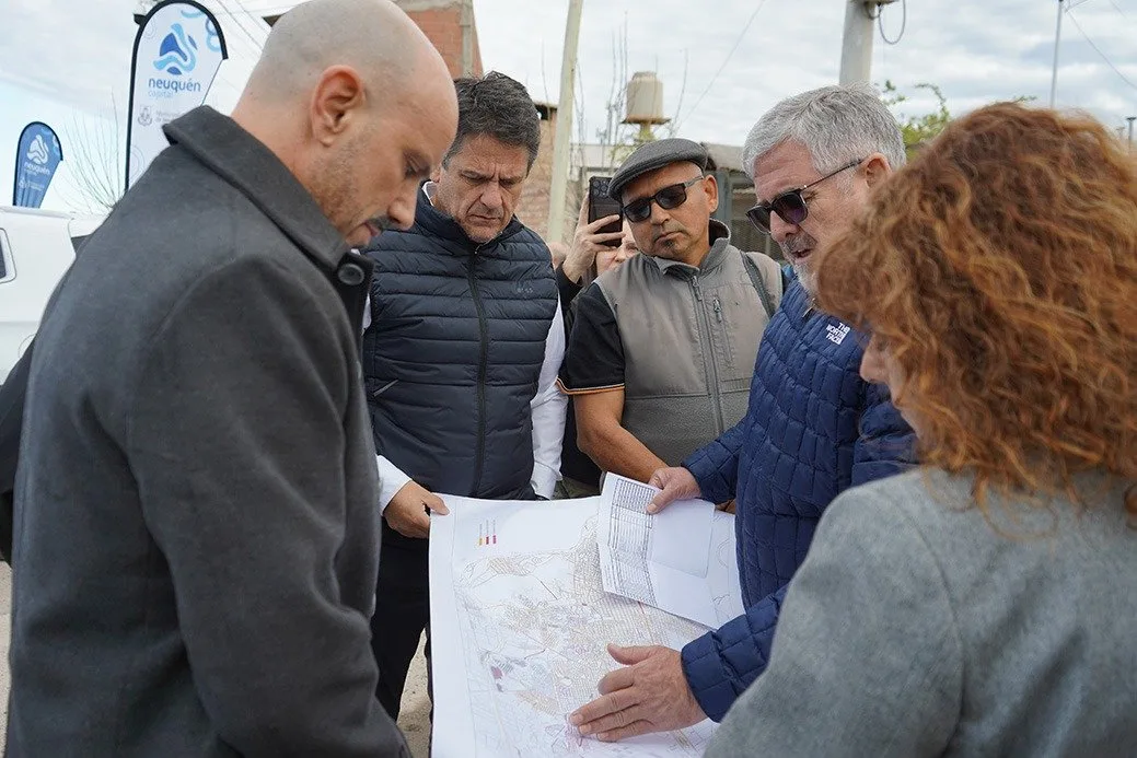 El plan municipal de asfalto avanza para mejorar calles y servicios en Neuquén