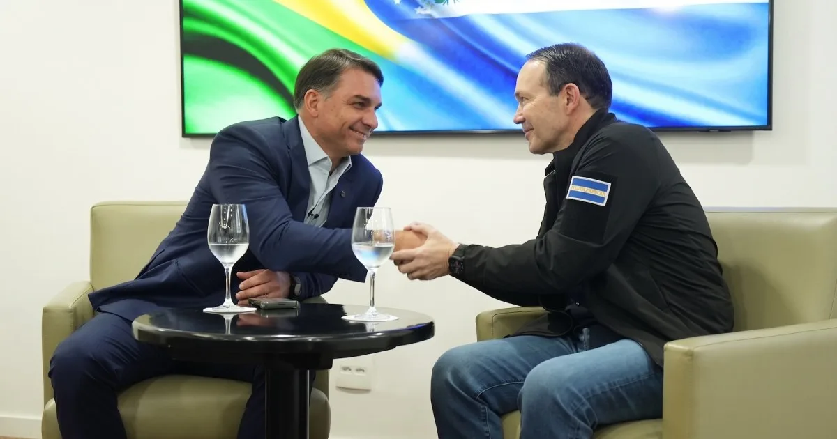 Flávio Bolsonaro propone ampliar la capacidad carcelaria con modelo inspirado en Bukele