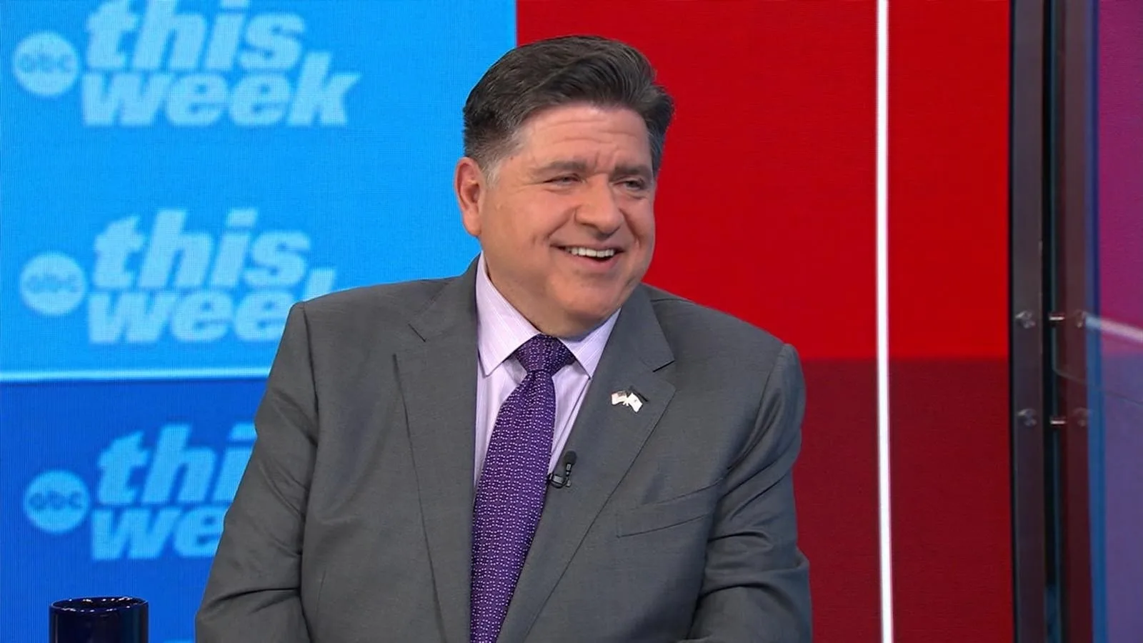 JB Pritzker advierte que la inteligencia artificial representa un riesgo similar al de las armas nucleares