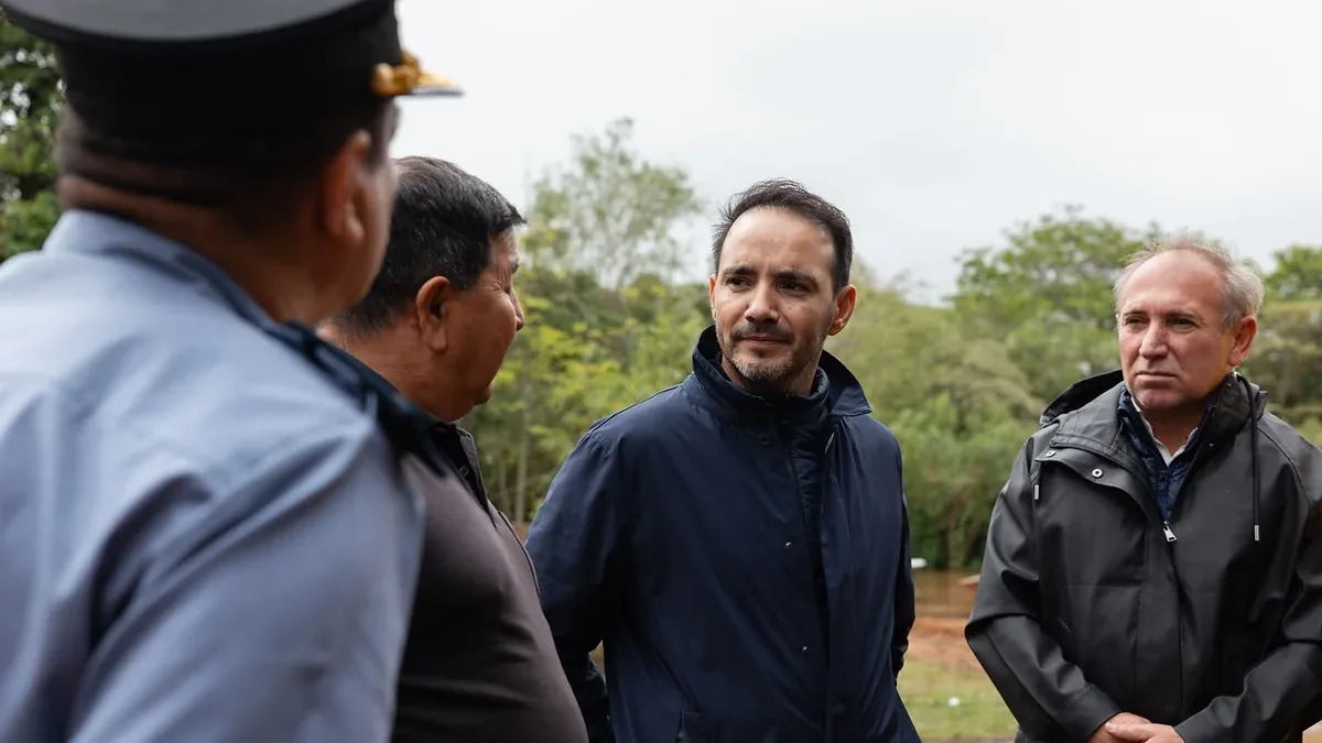 El gobernador visitó las áreas afectadas por las inundaciones en el río Paraná y supervisó la ayuda a familias