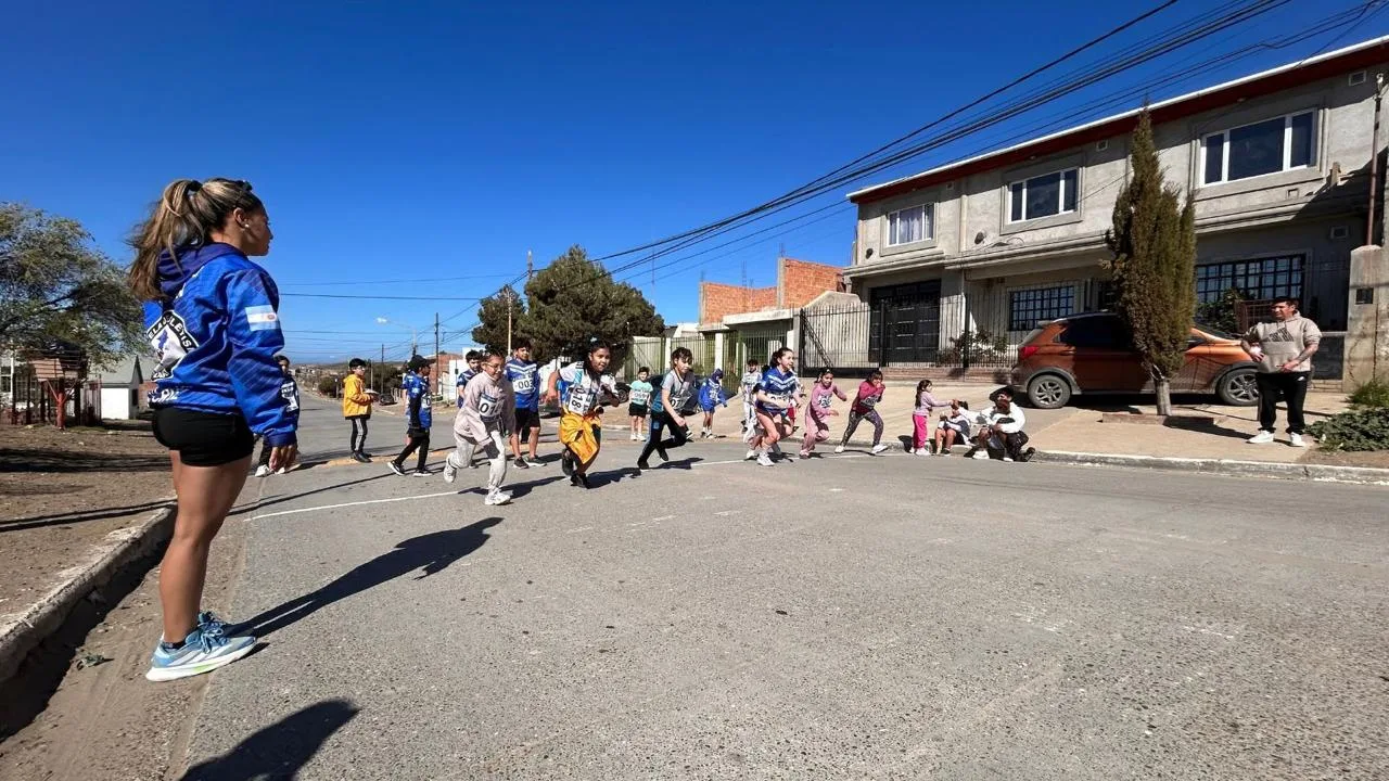 El Municipio impulsa el atletismo y fomenta la participación de jóvenes en los barrios