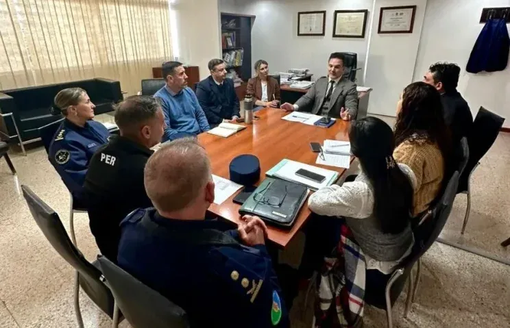 La provincia impulsa que familias paguen costos por operativos ante amenazas en escuelas