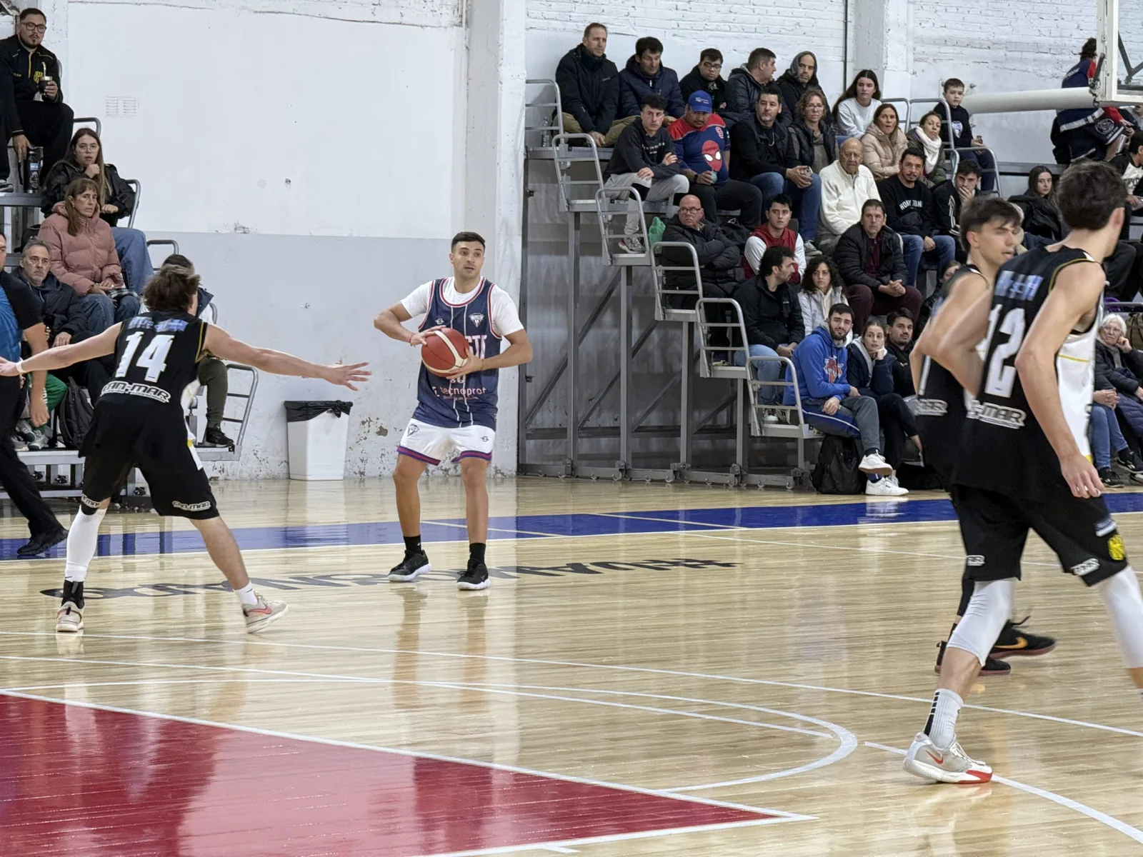 Napostá mantiene el liderato tras vencer con claridad a Olimpo por 88-61
