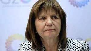 Patricia Bullrich desafía a senadores y cuestiona la defensa de Manuel Adorni