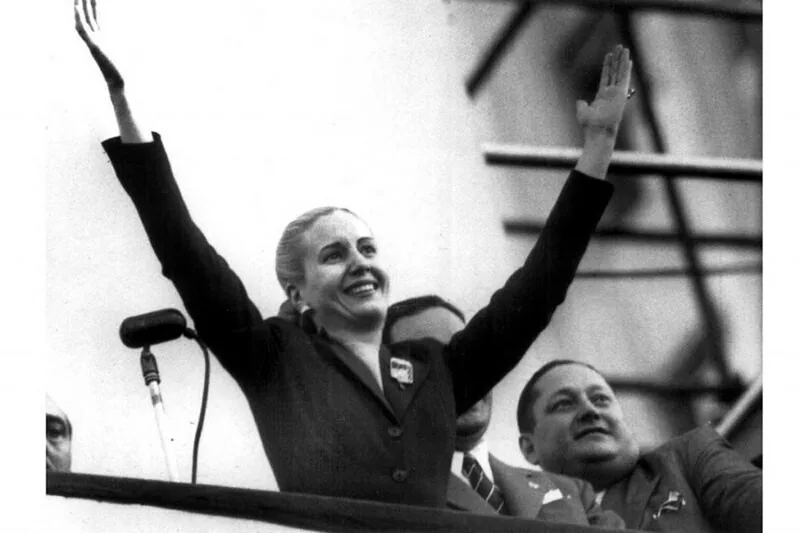 Recuperan y exhiben un busto histórico de Evita en acto por su natalicio en San Rafael