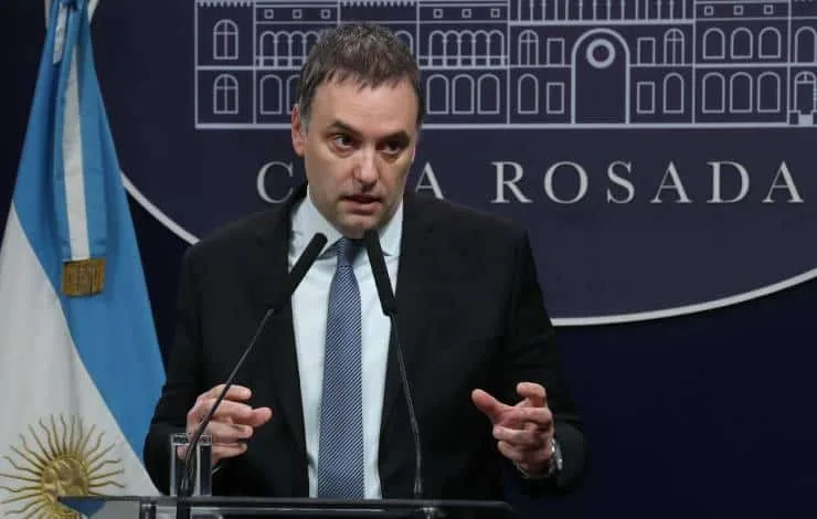 Solicitan la detención de Manuel Adorni por presunto intento de manipular testigos en una causa judicial