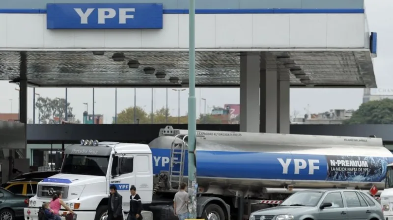 YPF ajustará sus combustibles un 1% y congelará precios durante 45 días