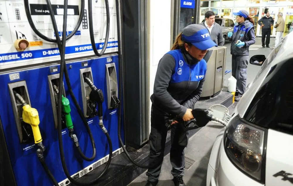YPF incrementa un 1 % sus precios de combustibles y extiende mecanismo de estabilización